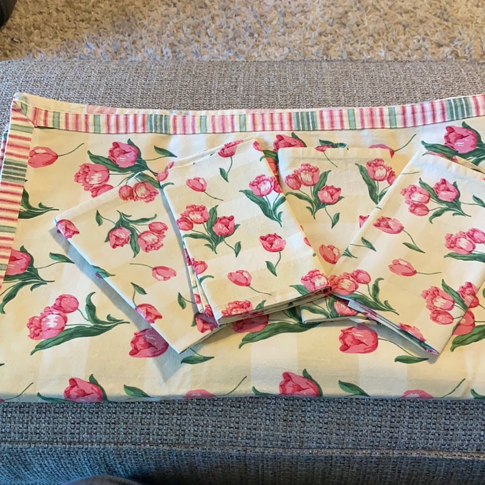 116x98” Vintage tablecloth with four matching napkins, yellow & white stripe
